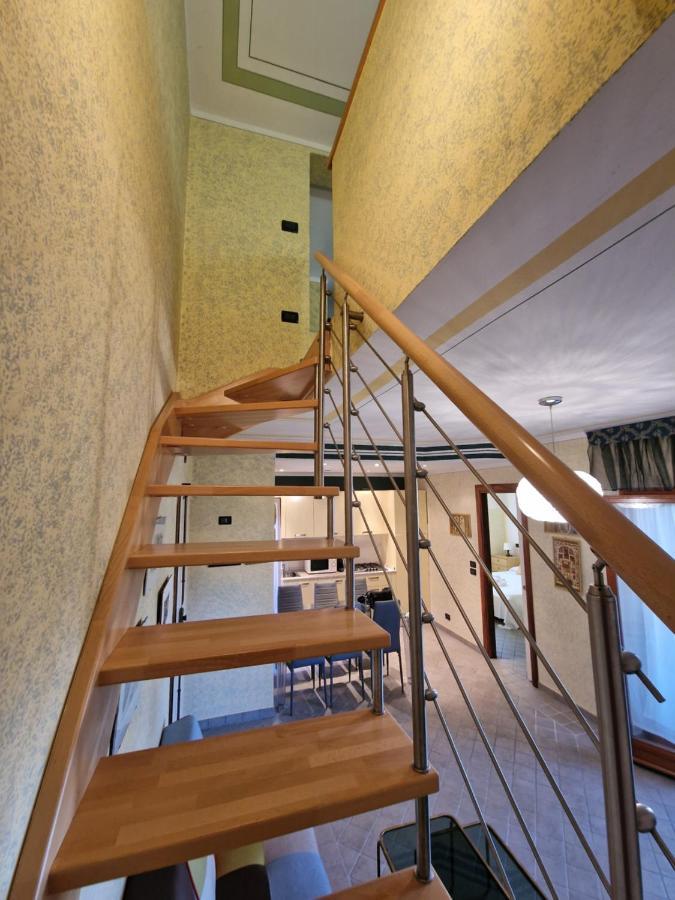 Casa Vittoria Sirmione Punta Gro Con Piscina Lejlighed Eksteriør billede