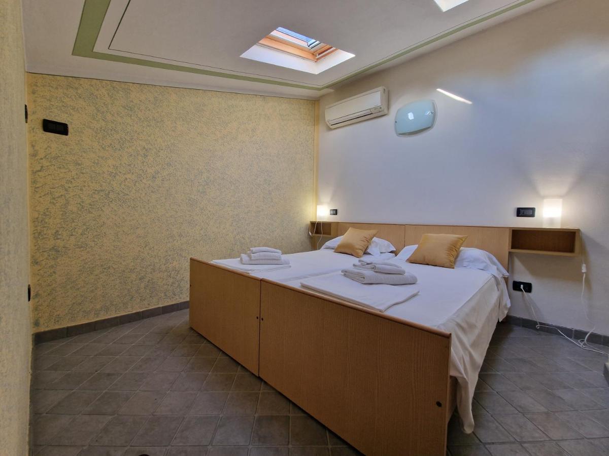 Casa Vittoria Sirmione Punta Gro Con Piscina Lejlighed Eksteriør billede