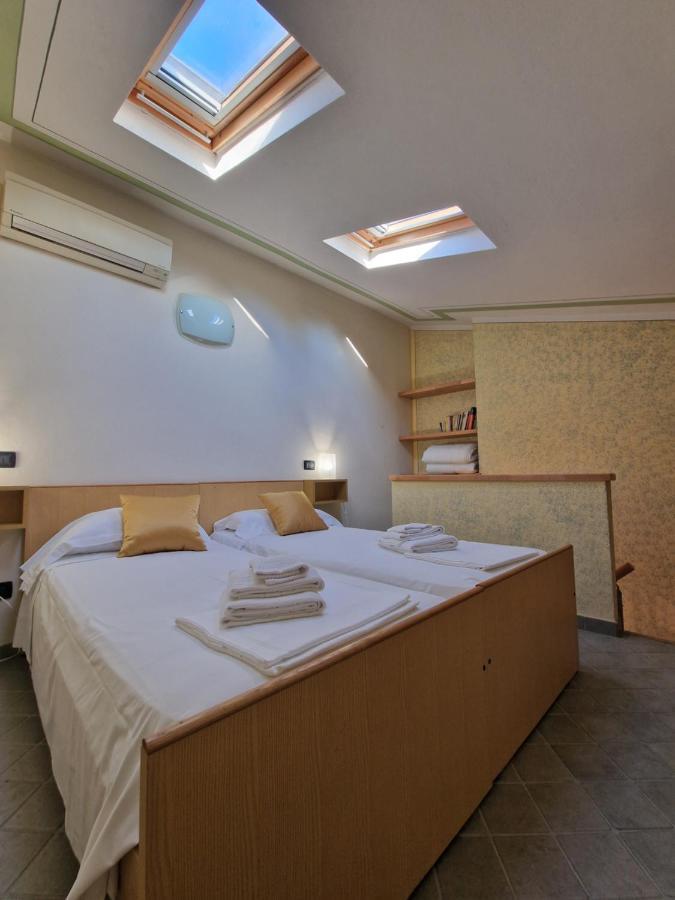 Casa Vittoria Sirmione Punta Gro Con Piscina Lejlighed Eksteriør billede